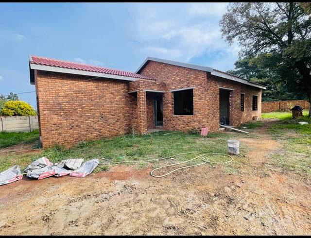 3 BEDROOM HOUSE FOR SALE IN DERSLEY